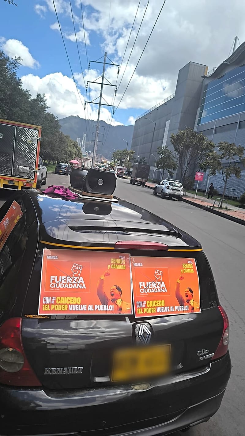 Carro de perifoneo con afiches de campaña y parlantes en el techo