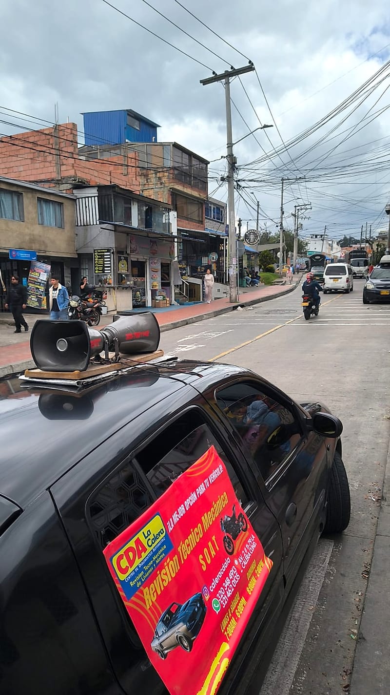 Carro de Publimao con parlantes en el techo haciendo perifoneo en la calle